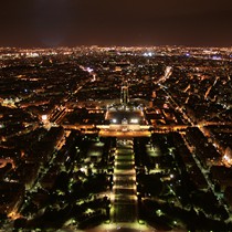 Paris | Blick vom Tour Eiffel über das Champ de Mars auf die École Militaire bei Nacht