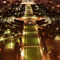 Paris | Blick vom Tour Eiffel über das Champ de Mars auf die École Militaire bei Nacht