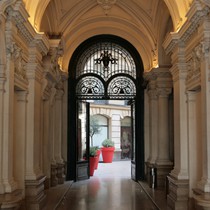 Paris | Champs Élysées | Blick in einen Hinterhofzugang