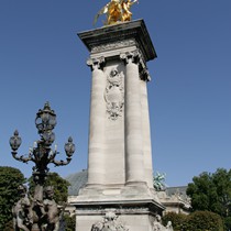 Paris | Pont Alexandre | Eines der vier Goldrösser mit Frauengestalt