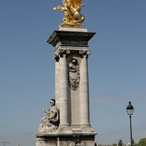 Paris | Pont Alexandre | Eines der vier Goldrösser mit Frauengestalt
