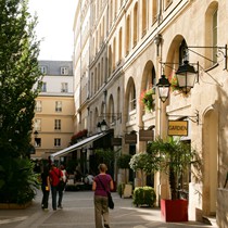 Paris | Seitenstrasse der Rue Royale in der Nähe der La Madeleine