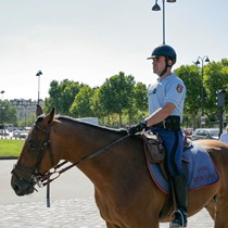 Paris | Polizeireiter an der École Militaire