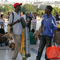 Paris | Zwei der vielen Straßenhändler am Palais de Chaillot